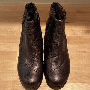 Earth Bronze Leather Ankle Boots